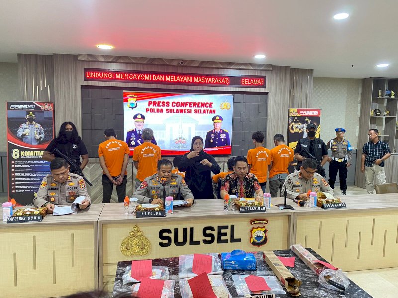 6 tersangka pelaku penyerangan yang mengakibatkan 3 orang tewas di salah satu rumah di Dusun Pannujuang, Desa Kalemandalle, Kecamatan Bajeng Barat, Gowa berhasil ditangkap Resmob Polda Sulsel. @Jejakfakta/dok. Humas Polda Sulsel