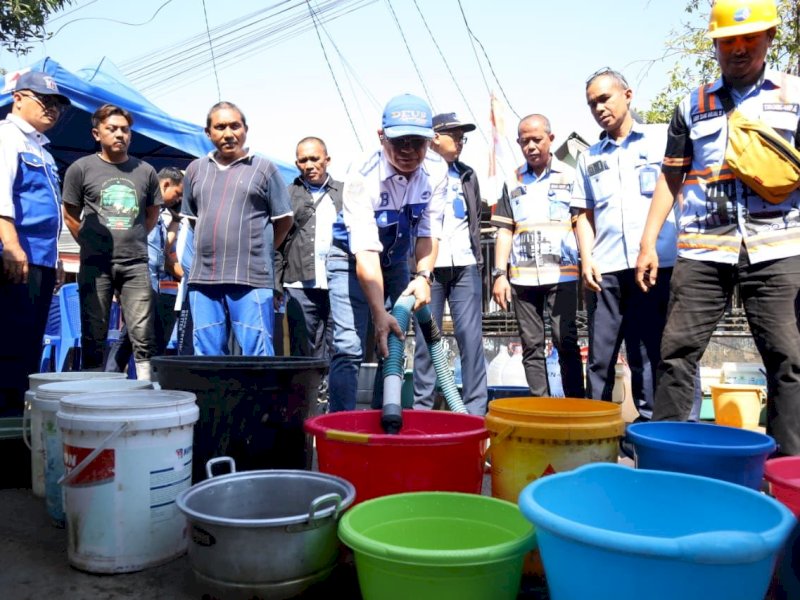 Perumda Air Minum Kota Makassar melakukan optimalisasi pelayanan melalui mobil tangki kepada warga. @Jejakfakta/dok. Humas PDAM Makassar