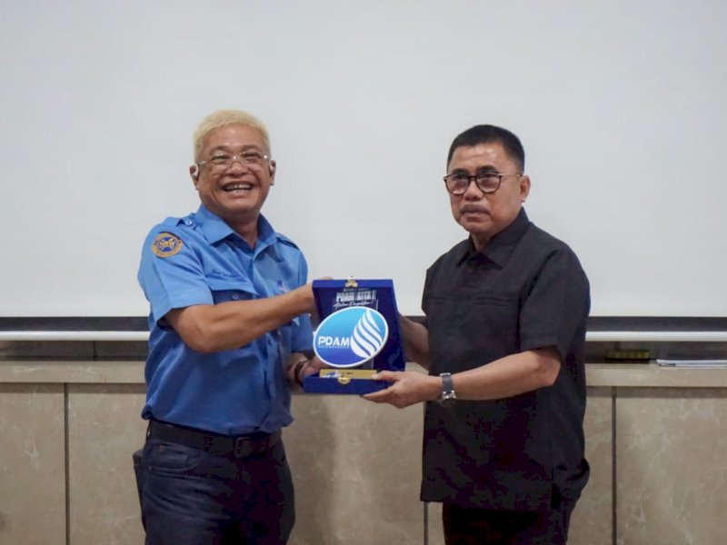 Beni Iskandar, Direktur Utama Perumda Air Minum Kota Makassar saat menyambut Arlin Aras, Dirut PDAM Tirta Mandar Kabupaten Majene. @Jejakfakta/dok. Humas PDAM Makassar
