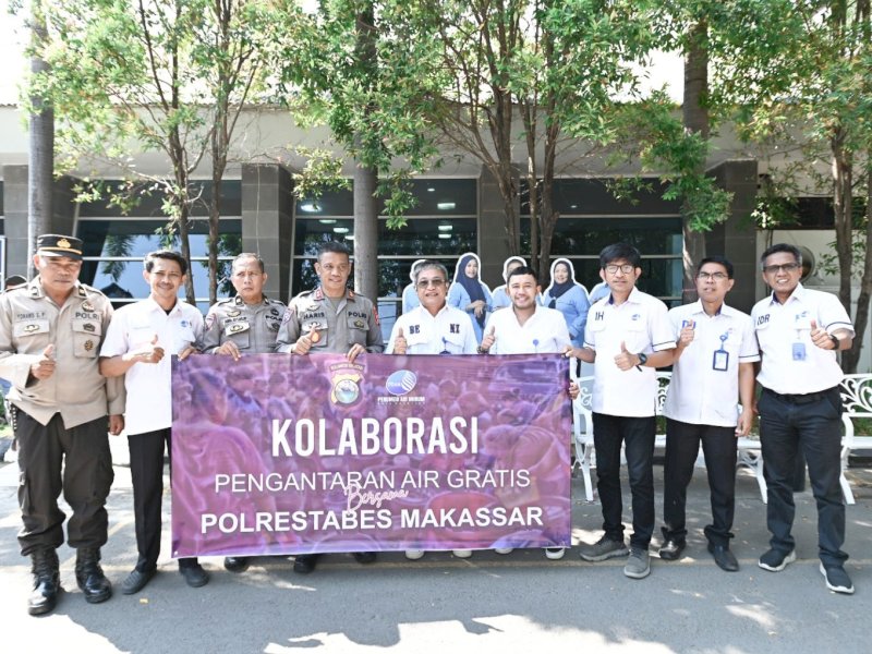 Polrestabes Makassar ikut melakukan pengawalan pengantaran air bersih ke daerah Nusa Tamalanrea Indah Makassar. @Jejakfakta/dok. Humas PDAM Makassar