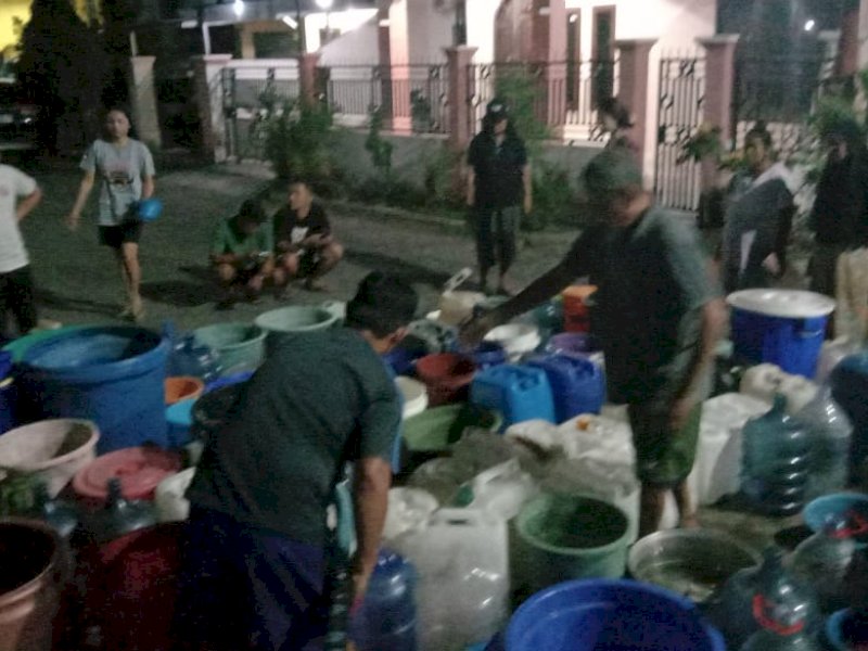 PDAM Makassar menyalurkan air besih kepada warga yang terdampak kekeringan.@Jejakfakta/dok. PDAM Makassar
