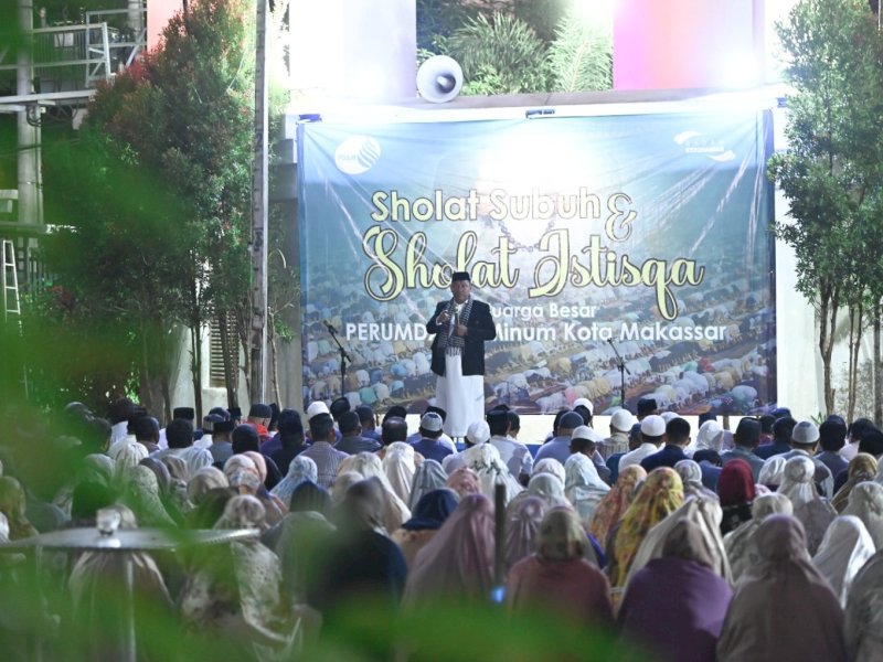 Ust. H. Ridwan Sese memberikan ceramah usai menggalar Sholat Istisqa di lapangan kantor pusat  PDAM Makassar Jl. Ratulangi Makassar, Jumat (1/9/2023). @Jejakfakta/dok. Humas PDAM Makassar