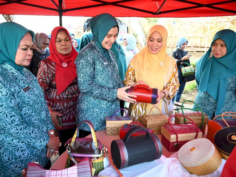 Ketua TP PKK Sulsel Sofha Marwah didampingi Ketua TP PKK Kabupaten Gowa Priska Paramita Adnan, pada acara Silaturahmi dan Monitoring Program PKK, yang dipusatkan di Cafe and Resto Pattiroang, Malino, Sabtu (7/10/2023). @Jejakfakta/dok. Humas Pemprov Sulsel