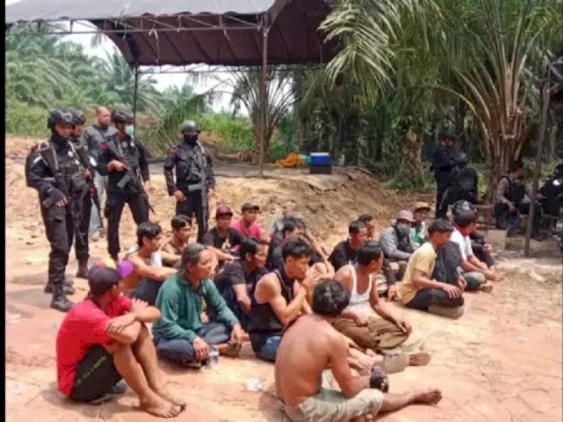 Demo rusuh terkait sengketa lahan sawit kembali terjadi di Seruyan, Kalteng, Sabtu (7/10/2023). Aksi demo ini berujung tewasnya 1 warga karena tertembak. Foto/iNewsTV/Sigit Dzakwan
