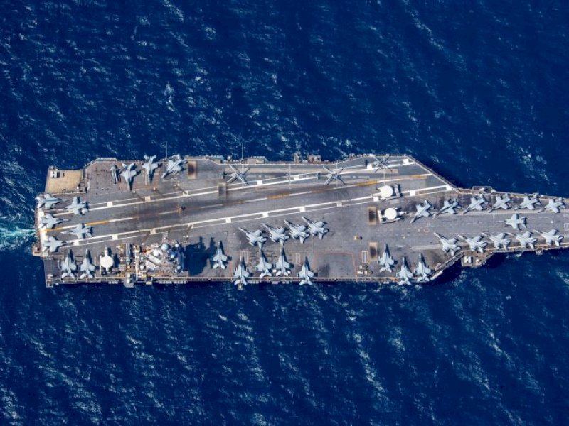 Kapal Induk Amerika Serikat, USS Gerald R. Ford (CVN-78), saat transit di Samudera Atlantik pada 19 Maret 2023. (Foto: Angkatan Laut AS).