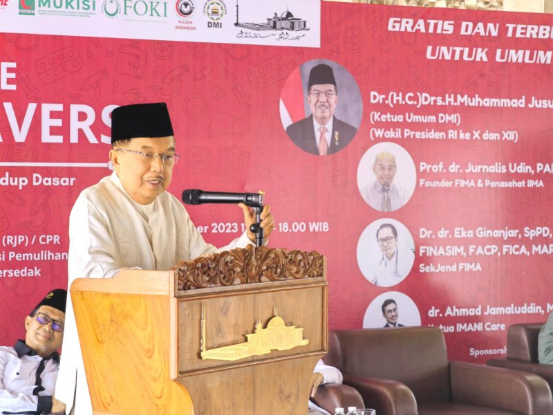 Mantan Wapres Jusuf Kalla (JK) dalam kegiatan pembukaan pelatihan Bantuan Hidup Dasar bagi marbot dan jamaah masjid di Selasar Masjid Istiqlal, Minggu (8/10/2023). @Jejakfakta/Rudi Gunawan