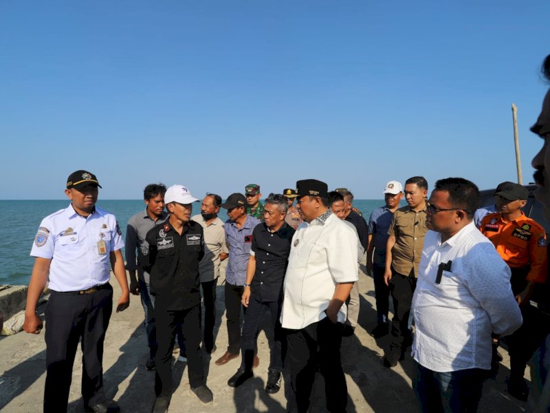 PJ Gubernur Sulsel Bahtiar Baharuddin saat mengunjungi Pelabuhan Pattiro Bone, Sabtu (7/10/2023). @Jejakfakta/dok. Humas Pemprov Sulsel