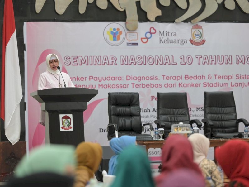 Penasihat Makassar Care Cancer Comunity (MC3) sekaligus Ketua TP PKK Makassar Indira Yusuf Ismail  membuka secara resmi Seminar Nasional 10 Tahun yang juga sebagai seremonial Peringatan Bulan Kesadaran Kanker Payudara, di Rumah Jabatan Wali Kota Makassar Baruga Anging Mamiri, Senin (9/10/2023). @Jejakfakta/dok. Humas Pemkot Makassar
