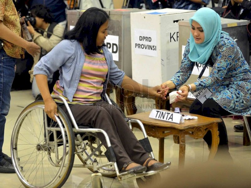 enyandang disabilitas mengikuti simulasi pemilu yang dilaksanakan oleh Komisi Pemilihan Umum (KPU) di gedung KPU, Jakarta, Jumat (4/4). (Republika/Agung Supriyanto)