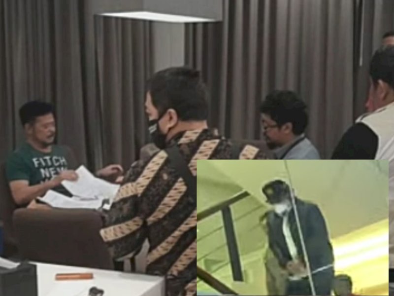Sekitar pukul 18.00 WIB, Kamis (12/10/23), tim Komisi Pemberantasan Korupsi (KPK) muncul di hadapan mantan Menteri Pertanian (Mentan) Syahrul Yasin Limpo (kaos lengan pendek hijau) di suatu ruangan di kawasan Barito, Jakarta Selatan. KPK datang untuk menjemput paksa.