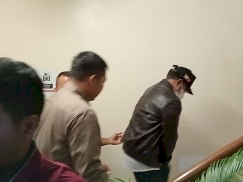 Setelah menempuh perjalanan kurang lebih 10 Km, Syahrul Yasin Limpo (jaket hitam) tiba di KPK sekitar pukul 19.15 WIB, Kamis (12/10/2023). Mantan Gubernur Sulsel dua periode turun dari mobil dalam kondisi kedua tangan terborgol. Syahrul YL dijemput paksa dari apartemen Jl Barito, Kebayoran Baru, Jakarta Selatan.