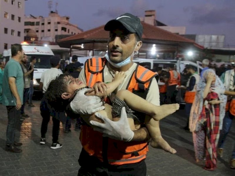 Ribuan rakyat Palestina di Gaza, termasuk anak-anak tewas akibat dibombardir oleh penjajah Israel sejak Sabtu (7/10/2023) hingga pekan ini. Israel menyerang dan memblokade total Gaza. Bantuan makanan, listrik, air, bahan bakar, medis, dan apa saja dilarang masuk ke Gaza. Israel bersama sekutunya Amerika dkk mengepung Palestina dari laut, darat dan udara. (Bashar Taleb/AFP melalui Getty Images)