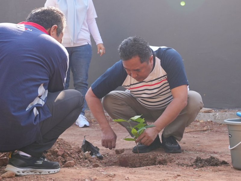 Pj Gubernur Sulsel, Bahtiar Baharuddin, melakukan penanaman pohon salam di Kawasan Kantor Gubernur Sulsel, Jumat (13/10/2023). @Jejakfakta/dok. Humas Pemprov Sulsel