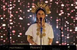 Inspirasi Suara Emas Zizi: Perjuangan Disabilitas Mengembangkan Karya