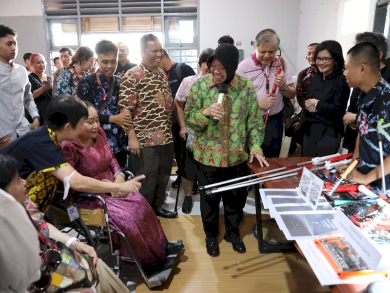 Menteri Sosial Tri Rismaharini saat mengunjungi pameran di Unit Pelaksana Teknis (UPT) Sentra Wirajaya di Makassar, Kamis (12/10/2023). @Jejakfakta/dok. Humas Kemensos