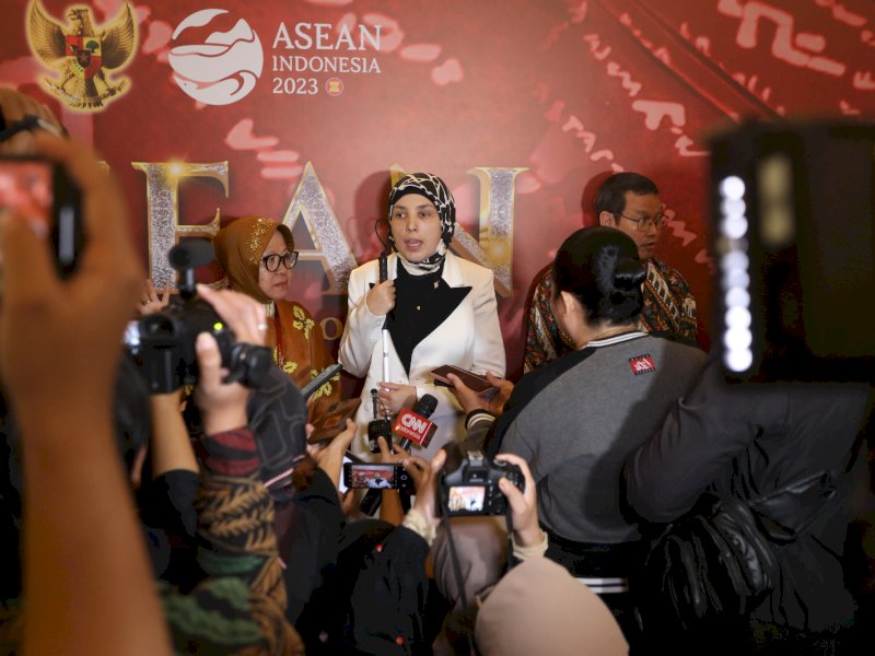 Penasehat Khusus Amerika Serikat, Sara Minkara saat memberikan keterangan kepada wartawan di  di Hotel Fourpoints by Sheraton Makassar, Selasa (10/10/2023). @Jejakfakta/dok. Humas Kemensos