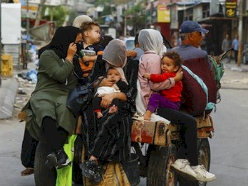 Rakyat Palestina mengungsi akibat Israel menyerang Gaza sejak Sabtu (7/10/2023). (Foto: REUTERS/IBRAHEEM ABU MUSTAFA).