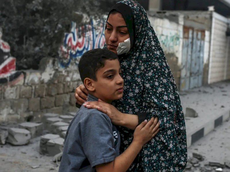 Seorang wanita terluka dan anaknya setelah pemboman oleh Israel ke sekitar tempat tinggal mereka di Jalur Gaza, Palestina. Pasukan pendudukan Israel membombardir Gaza sejak Sabtu (7/10/2023) hingga saat ini. Israel tidak peduli warga sipil atau bukan, tetap diserang.(Foto: Samar Abu Elouf untuk The New York Times)