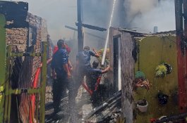 Kebakaran Hebat di Jalan Serigala Makassar, 12 Rumah Warga Ludes Terbakar