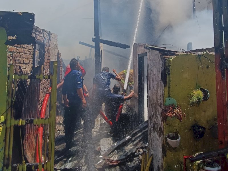 13 mobil Pemadam Kebakaran (Damkar) Kota Makassar yang diterjunkan ke Jalan Serigala Makassar untuk memadamkan api, Jumat (13/10/2023). @Jejakfakta/Samsir