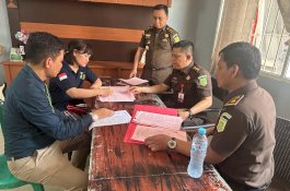 Penyidik Kejati Sulsel Serahkan Dua Tersangka Korupsi Pegadaian Rantepao ke JPU