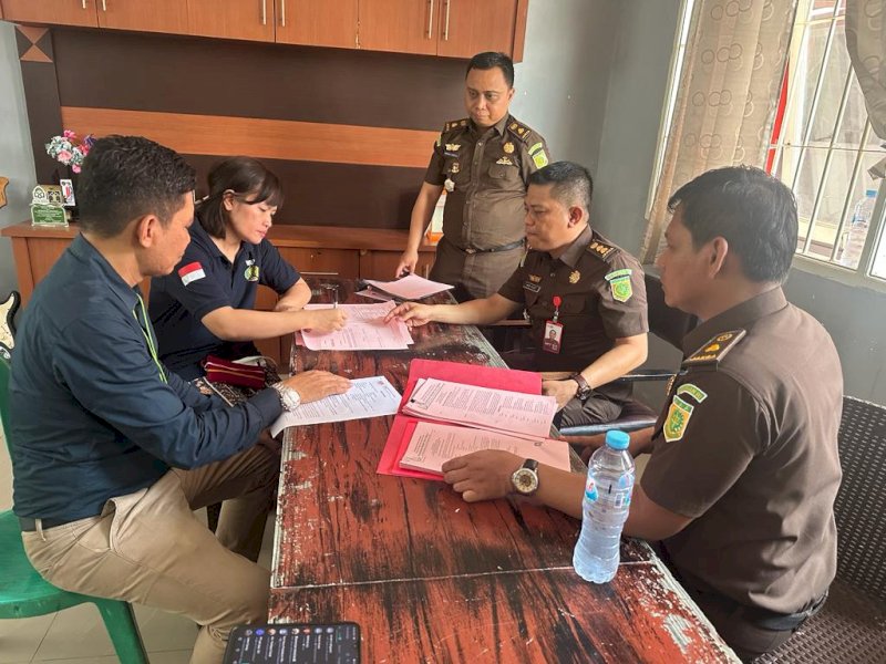 Penyidik Kejati Sulsel melimpahkan berkas perkara beserta dua tersangka tindak pidana korupsi dugaan pada penyaluran kredit fiktif PT Pengadaian Cabang Rantepao. @Jejakfakta/Samsir