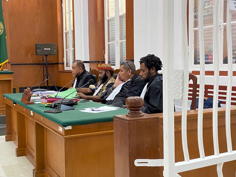 Sidang lanjutan kasus pidana korupsi terdakwa Bupati Memberamo Tengah nonaktif, Ricky Ham Pagawak di Pengadilan Negeri (PN) Tindak Pidana Korupsi (Tipikor) Makassar, Jumat (13/10/2023). @Jejakfakta/Atri