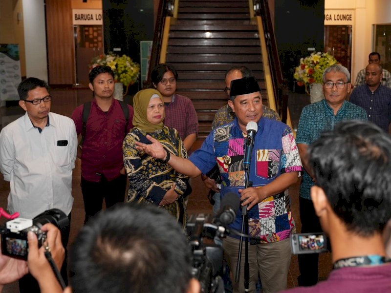 Penjabat (Pj) Gubernur Sulsel Bahtiar Baharuddin, saat memberikan keterangan pers di kantor Gubernur Sulsel, Jumat (13/10/2023). @Jejakfakta/dok. Humas Pemprov Sulsel