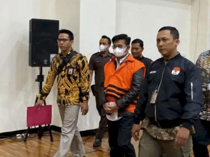 Syahrul Yasin Limpo mantan menteri pertanian (tengah) memasuki ruang konferensi pers di Gedung Merah Putih KPK, Jakarta, Jumat (13/10/2023). (Foto: Antara).