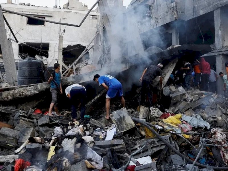 Warga Palestina mencari korban di bawah reruntuhan pasca serangan Israel udara ke Khan Younis di Jalur Gaza selatan, Sabtu 14 Oktober 2023. Israel membombardir Gaza sejak Sabtu (7/10/2023). (Reuters)