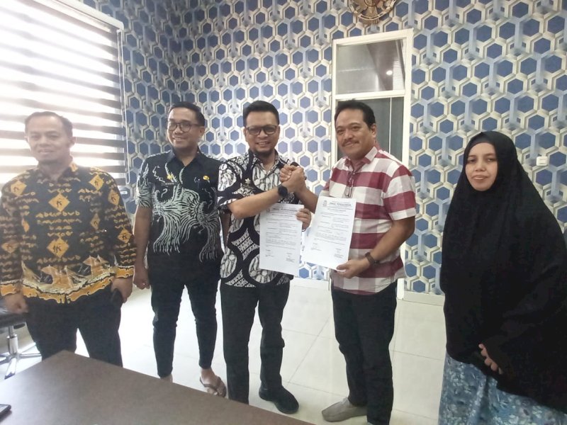 Kepala Dinas Perdagangan Kota Makassar, Arlin Ariesta melaksanakan penandatanganan berita acara serah terima bangunan Pasar Cendrawasih (Pamos) kepada Direktur Utama Perumda Pasar Makassar, Ichsan Abduh Hussein di ruang rapat Kepala Dinas Perdagangan Kota Makassar, Kamis (12/10/2023). @Jejakfakta/dok. Humas Pemkot Makassar