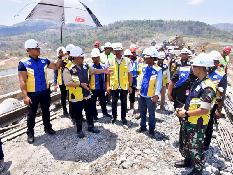  Penjabat Gubernur Sulsel, Bahtiar Baharuddin, meninjau progres pembangunan Bendungan Pamukkulu, Desa Kale Ko'mara, Kecamatan Polongbangkeng Utara, Kabupaten Takalar, Sabtu (14/10/2023). @Jejakfakta/dok. Humas Pemprov Sulsel