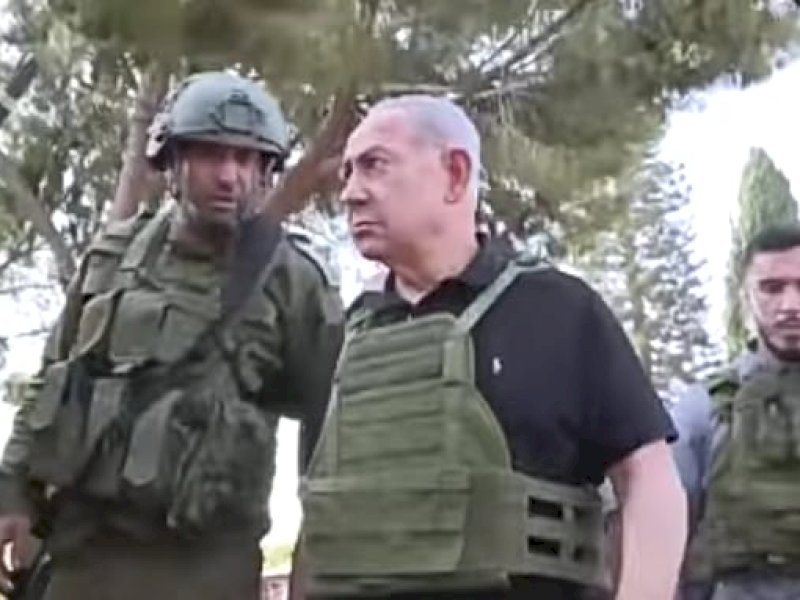 PM Israel Benjamin Netanyahu saat mengecek pasukan darat Israel yang akan menggempur Gaza beberapa pekan lalu.