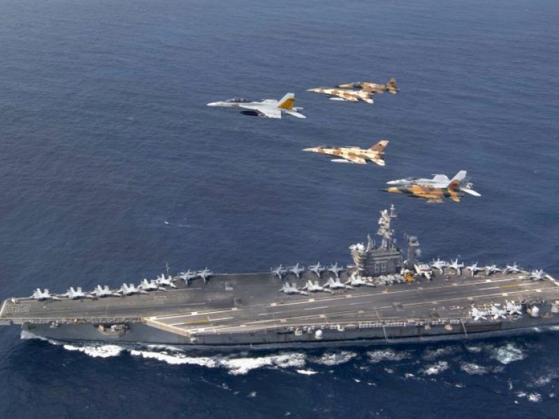 Royal Moroccan Air Force (RMAF) dan pesawat yang ditugaskan di Carrier Air Wing (CVW) 3 terbang di atas kapal induk kelas Nimitz USS Dwight D. Eisenhower (CVN-69) di Samudra Atlantik pada 3 Maret 2021. (Foto: Angkatan Laut AS).