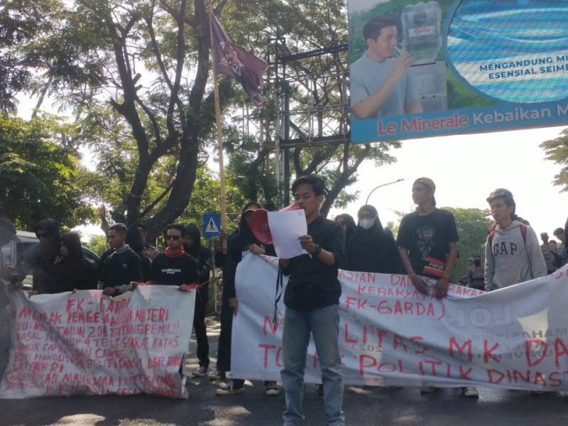 Aksi penolakan uji materi batas usia pada Capres-Cawapres pada pilpres 2024, di depan Kampus UIN Alauddin, Makassar, Jl. Sultan Alauddin, Sabtu (14/10/2023). @Jejakfakta/Atri