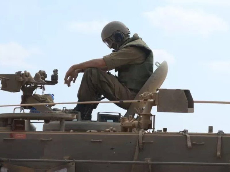 Pasukan Pertahanan Israel (IDF) di tank lapis baja yang disiagakan di perbatasan luar Gaza.(Fofo: BBC News).