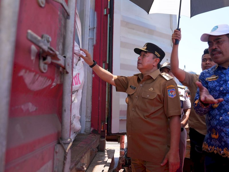 Penjabat (Pj) Gubernur Sulsel, Bahtiar Baharuddin, melepas ekspor sejumlah komoditi unggulan asal Sulsel dengan nilai ekspor Rp1,64 triliun, di Pelabuhan Petikemas, Makassar, Selasa (17/10/2023). @Jejakfakta/dok. Humas Pemprov Sulsel
