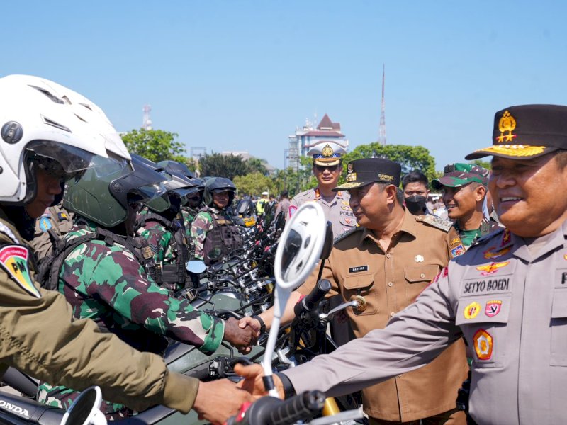 - Penjabat (Pj) Gubernur Sulsel, Bahtiar Baharuddin, melepas operasi skala besar TNI Polri, persiapan pengamanan Pemilu dan Pilkada Serentak 2024, di Lapangan Karebosi, Jalan Ahmad Yani, Makassar, Selasa (17/10/2023). @Jejakfakta/dok. Humas Pemprov Sulsel