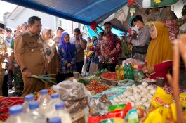 Tinjau Harga Kebutuhan Pokok di Pasar Daya, Pj Gubernur Bahtiar Pastikan Inflasi di Sulsel Terkendali