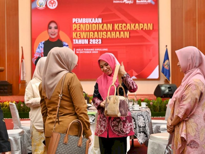 Pj Ketua Dekranasda Sulsel, Sofha Marwah Bahtiar, melihat tas yang terbuat dari anyaman di Pendidikan Kecakapan Kewirausahaan Tahun 2023 di Baruga Karaeng Pattingalloang Rumah Jabatan Gubernur, Senin (16/10/2023). @Jejakfakta/dok. Humas Pemprov Sulsel