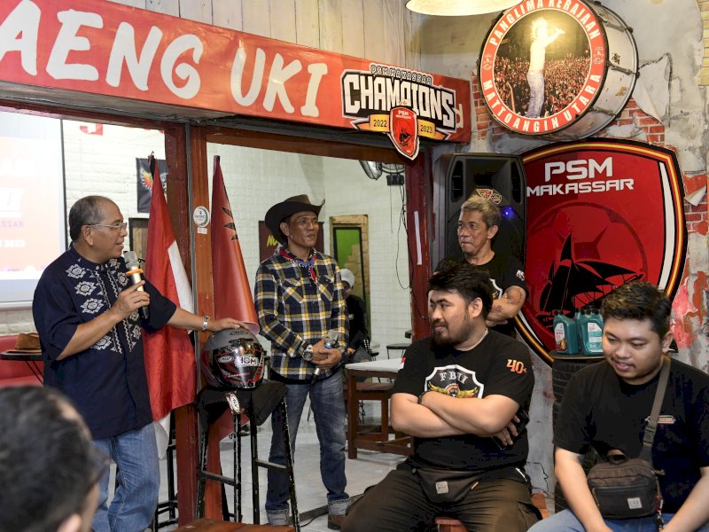 Biker senior Sulsel, Dr Ilham Arief Sirajuddin (IAS) menghadiri Deklarasi Forum Baderhoods Indonesia (FBHI) TKP Makassar, di Warkop Daeng Uki Jalan Beruang, Minggu malam (16/10/2023). @Jejakfakta/Reza Arifuddin