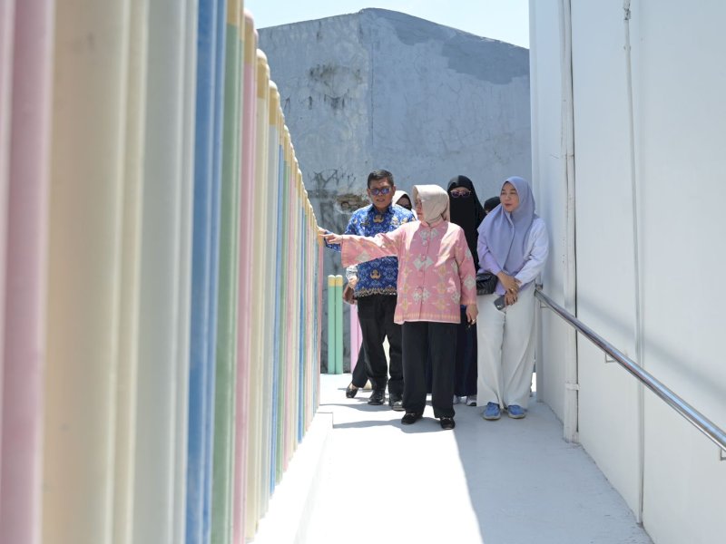 Bunda PAUD Kota Makassar Indira Yusuf Ismail meninjau kondisi bangunan baru Sekolah PAUD di Kecamatan Mariso, Selasa (17/10/2023). @Jejakfakta/dok. Humas Pemkot Makassar