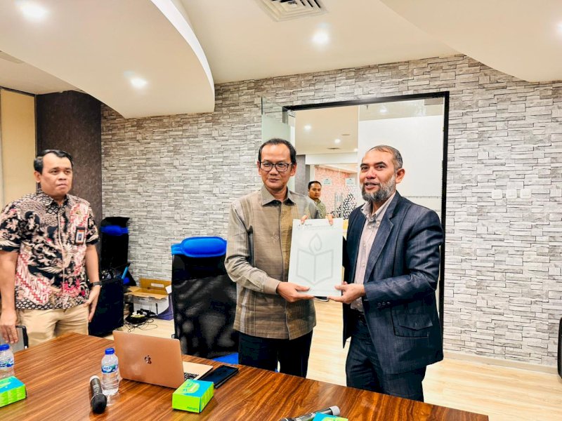 Ketum Pengurus Asosiasi Perguruan Tinggi Swasta Indonesia (Aptisi) Pusat Prof M Budi Djatmiko (kanan) menyerahkan catatan Aptisi kepada Dirjen Dikti Ristej Prof Nizam di Kantor Kementerian Riset, Teknologi dan Pendidikan Tinggi (Kemenristekdikti), Jakarta, Selasa (17/10/2023).(Foto: AM Asri).