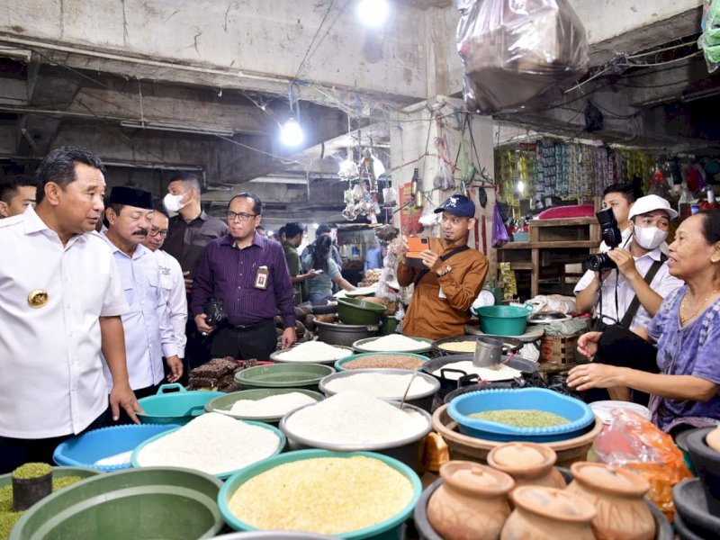 Pj Gubernur Sulsel, Bahtiar Baharuddin, kembali turun langsung melakukan pengecekan harga kebutuhan pokok di Pasar Sentral Minasa Maupa, di Sungguminasa, Kabupaten Gowa, Rabu (18/10/2023). @Jejakfakta/dok. Humas Pemprov Sulsel