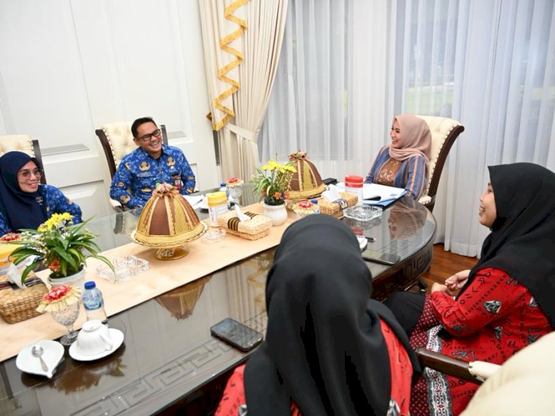Dinas Kesehatan Sulsel bersama Unicef dan WHO melaporkan capaian Imunisasi Dasar Lengkap (IDL) di Sulsel kepada Pj Ketua TP PKK Sulsel, Sofha Marwah Bahtiar, di Rumah Jabatan Gubernur, Selasa (17/10/2023). @Jejakfakta/dok. Humas Pemprov Sulsel