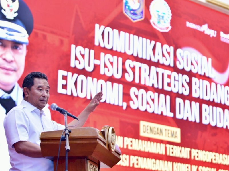 Penjabat (Pj) Gubernur Sulsel, Bahtiar Baharuddin, membuka Forum Komunikasi Sosial Isu-Isu Strategis Bidang Ekonomi, Sosial, dan Budaya dengan tema Peningkatan Pemahaman terkait Pengoperasian Sistem Informasi Penanganan Konflik Sosial (SIPKS), di Baruga Karaeng Pattinggaloang, Rabu (18/10/2023). @Jejakfakta/dok. Humas Pemprov Sulsel