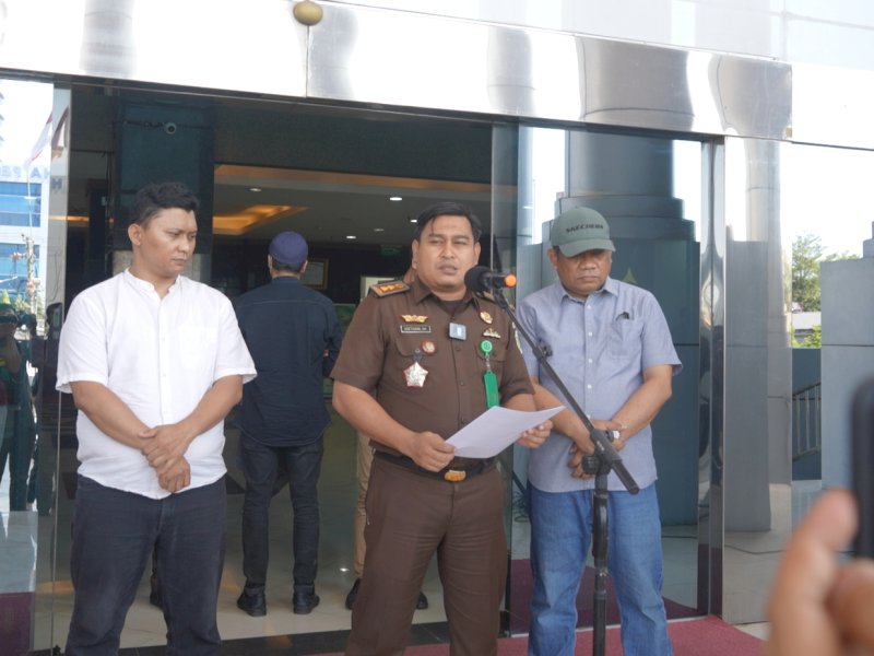 Kejati Sulsel amankan buronan tersangka Rachmat alias Rafi dalam perkara korupsi pemberian fasilitas kredit pada PT. Bank Pembangunan Daerah (BPD) Nusa Tenggara Timur (NTT) Tahun 2016 di Makassar, Senin (16/10/2023). @Jejakfakta/dok. Humas Kejati Sulsel