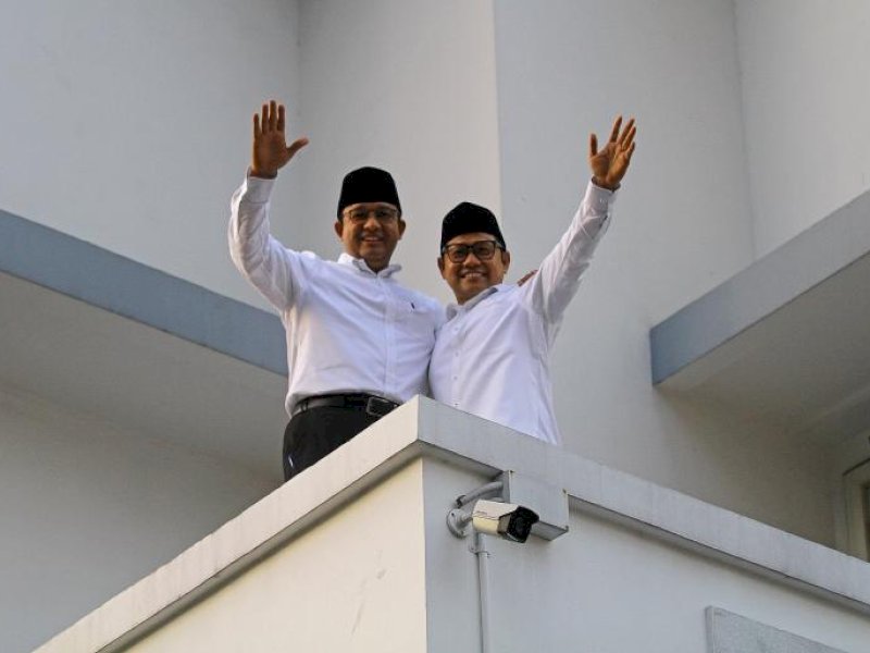 Bakal calon presiden Anies Baswedan kiri dan bakal calon wakil presiden Muhaimin Iskandar kanan berfoto bersama di sela Deklarasi Capres-Cawapres 2024 di Hotel Majapahit, Surabaya, Jawa Timur, Sabtu 2/9/2023. PKB menerima tawaran Partai Nasdem untuk mengusung pasangan Anies Baswedan dan Muhaimin Iskandar sebagai bakal calon presiden dan bakal calon wakil presiden pada Pilpres 2024. (Foto: ANTARA FOTO/Moch Asim/nym).
