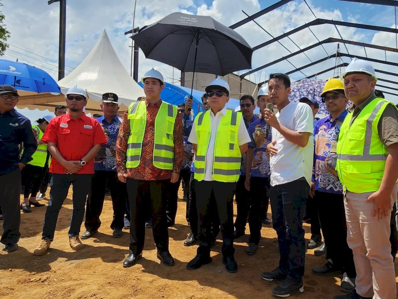 Menteri Koperasi dan UKM RI Teten Masduki, didampingi Bupati Pangkep Muhammad Yusran Lalogau (MYL) saat mengunjungi rumah produksi bersama (RPB) garam di Maccini Baji, Kecamatan Labakkang, Kamis (19/10/2023). @Jejakfakta/dok. Humas Pemkab Pangkep
