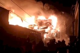 Kebakaran Hebat Hanguskan 10 Rumah di Jalan Pongtiku Makassar